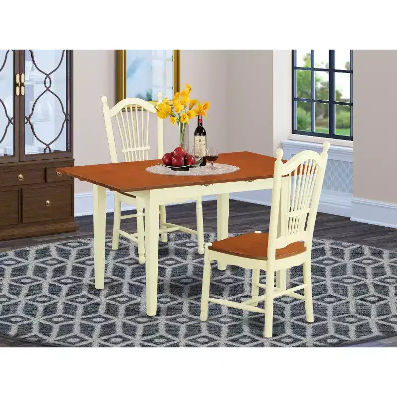 Set tavolo da pranzo HomeStock 3 pezzi con piano in legno massello con finitura color latte e ciliegio