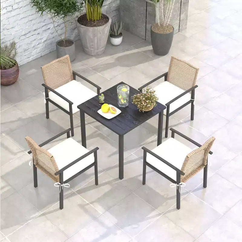 Set da pranzo da esterno 5 pezzi per 4 persone, Set mobili da giardino in rattan sintetico, Set tavolo e sedie da patio con cuscini, Tavolo quadrato con piano in metallo