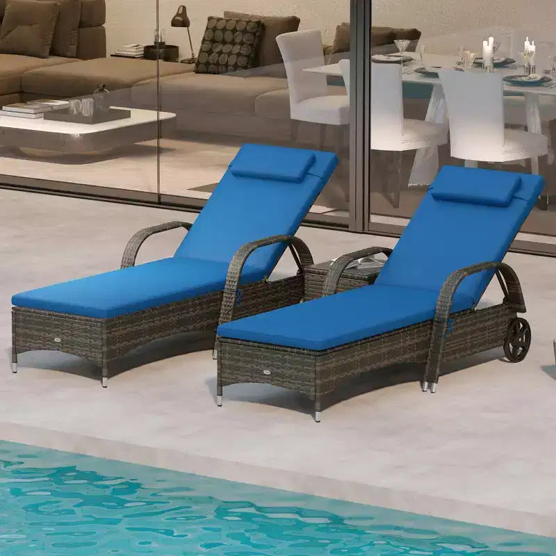 Set di 2 sedie a sdraio in vimini per patio con tavolino, schienale regolabile, ruote, cuscino e poggiatesta