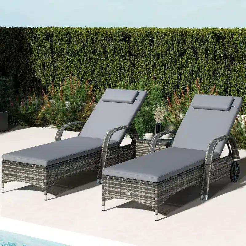 Set di 2 sedie a sdraio in vimini per patio con tavolino, schienale regolabile, ruote, cuscino e poggiatesta