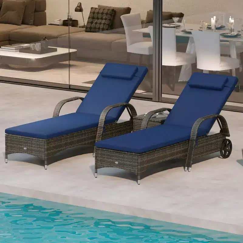 Set di 2 sedie a sdraio in vimini per patio con tavolino, schienale regolabile, ruote, cuscino e poggiatesta