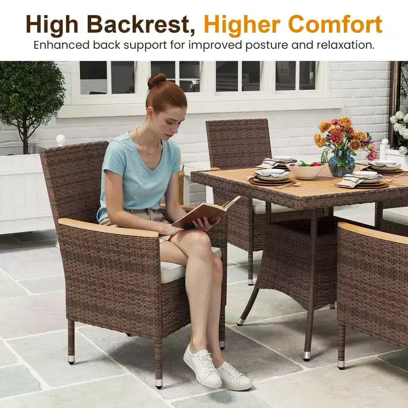 Set da pranzo da patio per 4, tavolo e sedie da esterno in rattan per tutte le stagioni con piano in legno di acacia