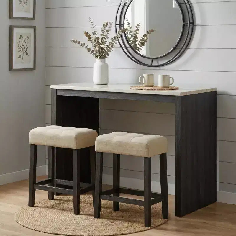 GDFStudio Hudson Set da Pranzo 3 Pezzi in Legno con Piano in Travertino, Stile Transizionale, e Sgabelli Imbottiti con Trapuntatura a Biscotto