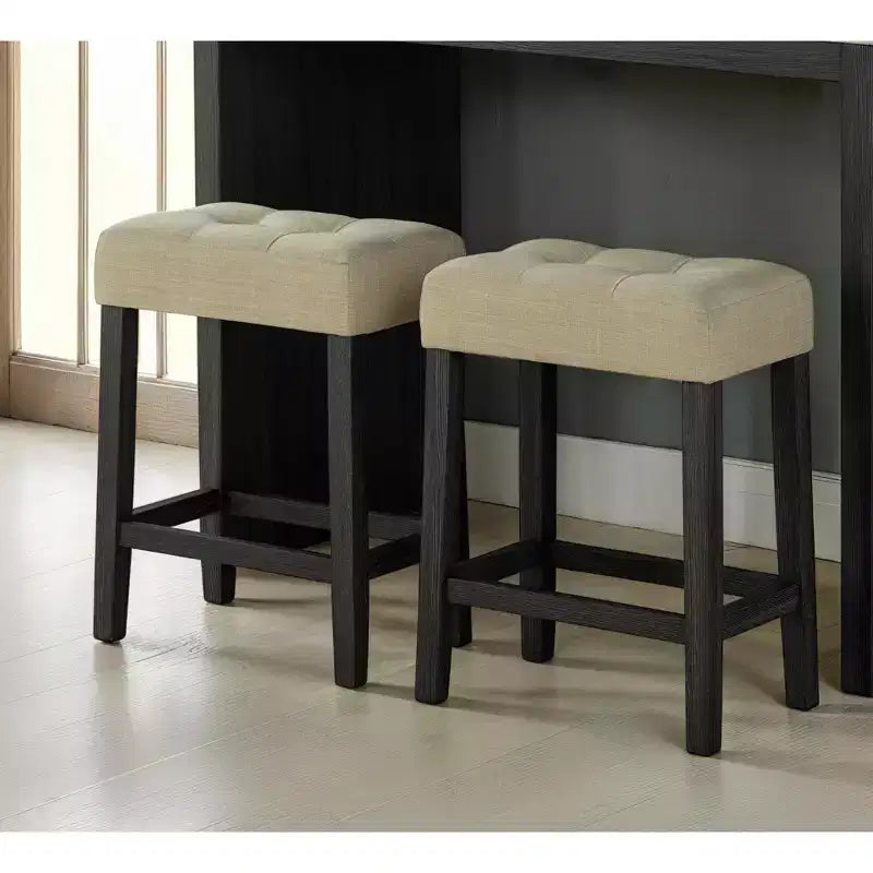 GDFStudio Hudson Set da Pranzo 3 Pezzi in Legno con Piano in Travertino, Stile Transizionale, e Sgabelli Imbottiti con Trapuntatura a Biscotto