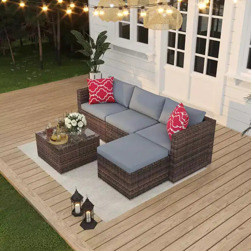 Set da 5 pezzi di mobili da giardino, Set da giardino per tutte le stagioni - Divano componibile in vimini PE con tavolo in vetro temperato, Mobili modulari da esterno per bordi piscina, Marrone