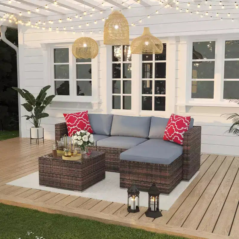 Set da 5 pezzi di mobili da giardino, Set da giardino per tutte le stagioni - Divano componibile in vimini PE con tavolo in vetro temperato, Mobili modulari da esterno per bordi piscina, Marrone
