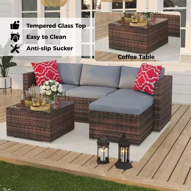 Set da 5 pezzi di mobili da giardino, Set da giardino per tutte le stagioni - Divano componibile in vimini PE con tavolo in vetro temperato, Mobili modulari da esterno per bordi piscina, Marrone