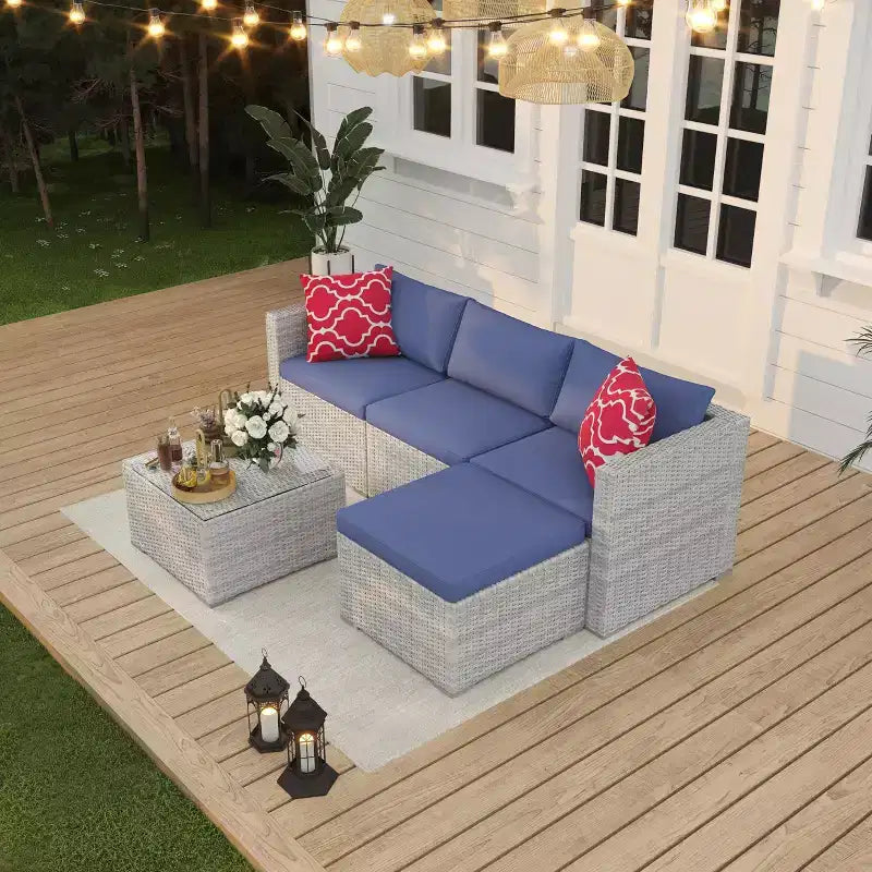 Set da 5 pezzi di mobili da giardino, Set da giardino per tutte le stagioni - Divano componibile in vimini PE con tavolo in vetro temperato, Mobili modulari da esterno per bordi piscina, Marrone