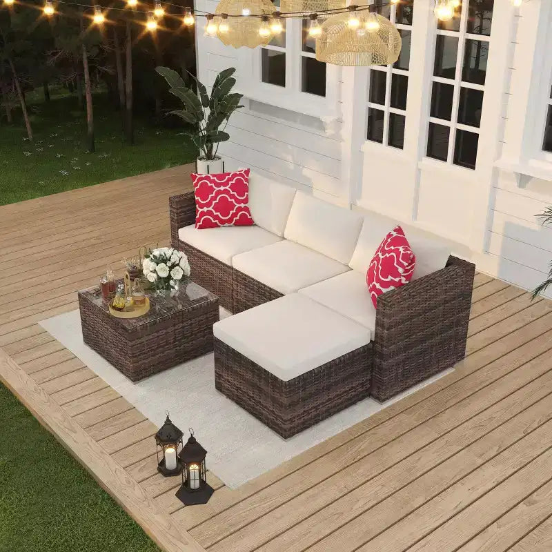 Set da 5 pezzi di mobili da giardino, Set da giardino per tutte le stagioni - Divano componibile in vimini PE con tavolo in vetro temperato, Mobili modulari da esterno per bordi piscina, Marrone