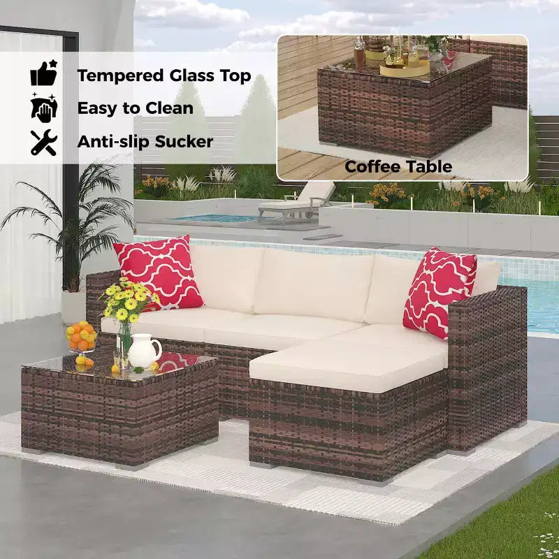 Set da 5 pezzi di mobili da giardino, Set da giardino per tutte le stagioni - Divano componibile in vimini PE con tavolo in vetro temperato, Mobili modulari da esterno per bordi piscina, Marrone