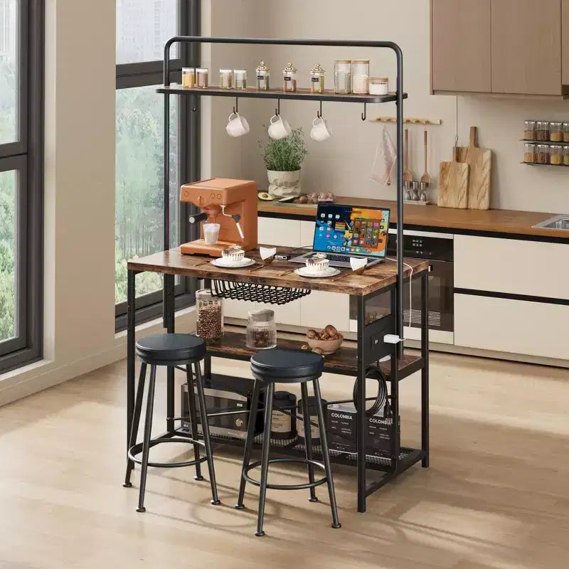 Tavolo da pranzo a isola da cucina industriale con presa di corrente, tavolo da 106 cm, ripiani portaoggetti, 2 sgabelli da bar, 5 ganci, supporto per microonde, angolo caffè