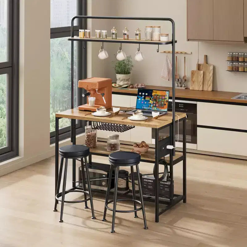 Tavolo da pranzo a isola da cucina industriale con presa di corrente, tavolo da 106 cm, ripiani portaoggetti, 2 sgabelli da bar, 5 ganci, supporto per microonde, angolo caffè