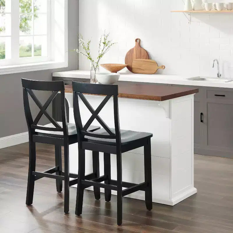 Isola da cucina Bartlett da 42" con piano in legno e sgabelli con schienale a X bianco/nero: stile rustico, ripiani regolabili