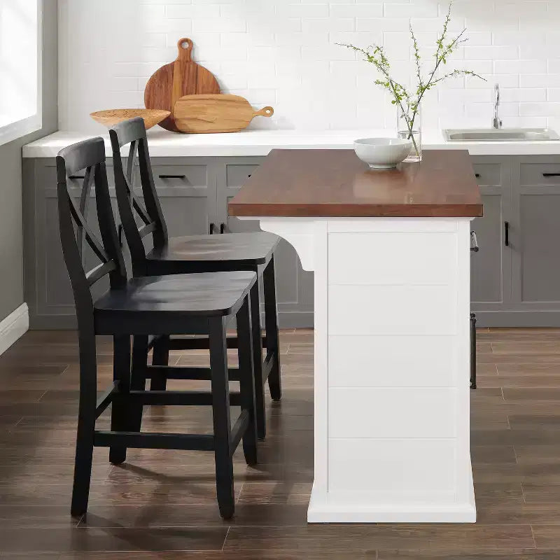 Isola da cucina Bartlett da 42" con piano in legno e sgabelli con schienale a X bianco/nero: stile rustico, ripiani regolabili