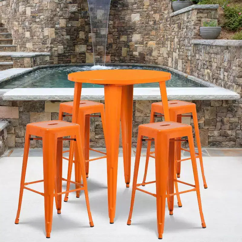 Set tavolo da bar rotondo da 30 per interni-esterni in metallo di grado commerciale Flash Furniture con 4 sgabelli senza schienale con sedile quadrato