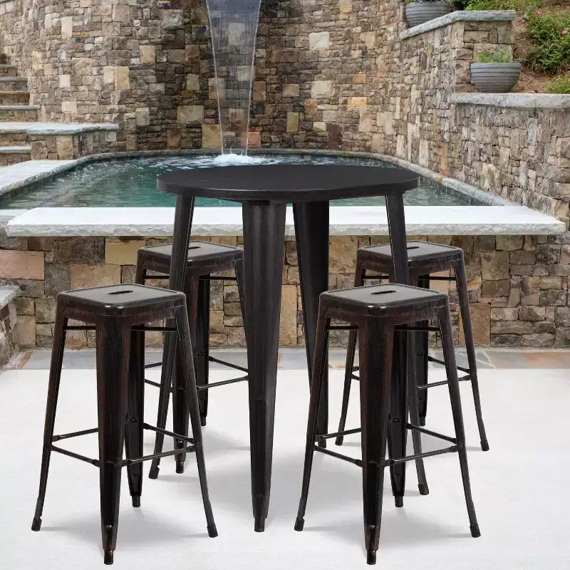 Set tavolo da bar rotondo da 30 per interni-esterni in metallo di grado commerciale Flash Furniture con 4 sgabelli senza schienale con sedile quadrato