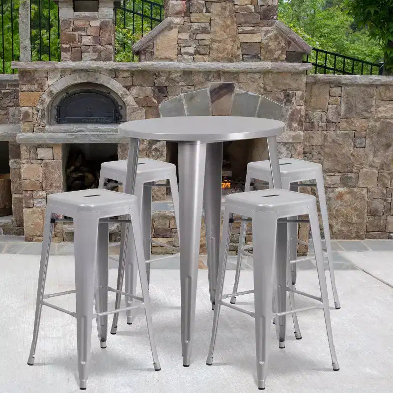 Set tavolo da bar rotondo da 30 per interni-esterni in metallo di grado commerciale Flash Furniture con 4 sgabelli senza schienale con sedile quadrato