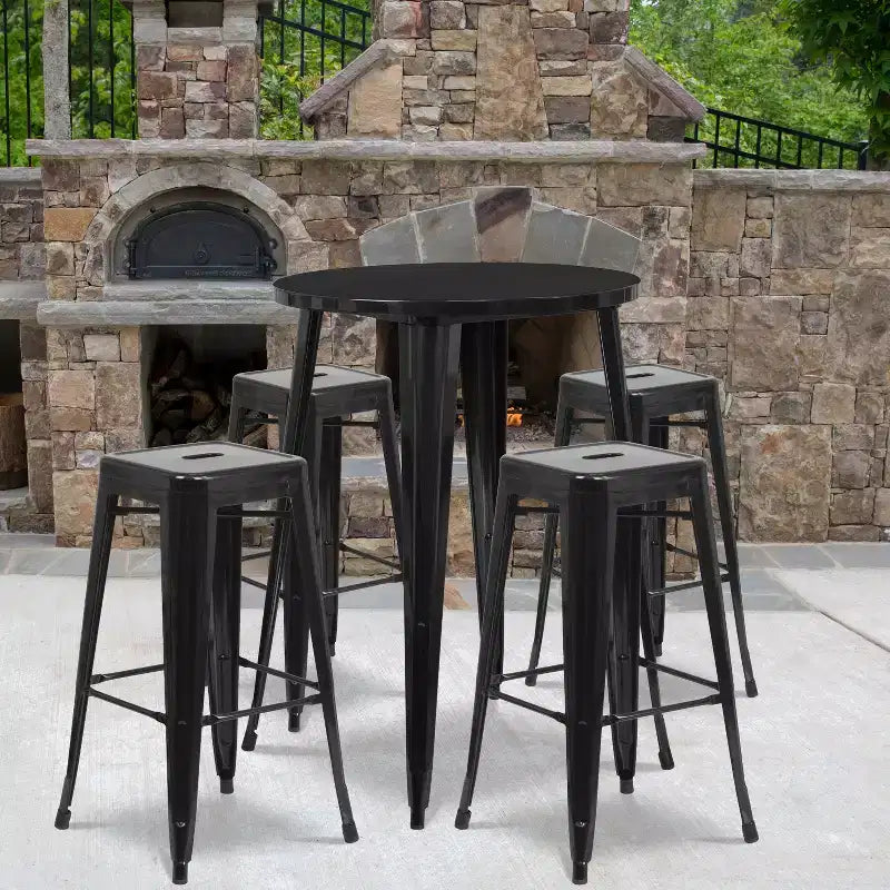 Set tavolo da bar rotondo da 30 per interni-esterni in metallo di grado commerciale Flash Furniture con 4 sgabelli senza schienale con sedile quadrato
