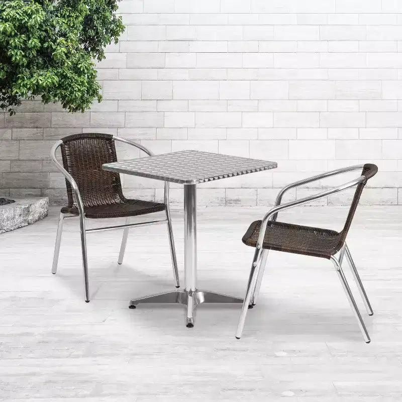 Set tavolo quadrato per interni ed esterni Flash Furniture Lila da 23,5'' in alluminio con 2 sedie in rattan