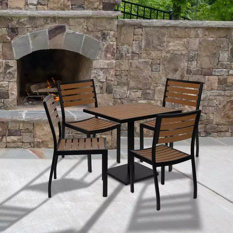 Set da pranzo Flash Furniture Lark da esterno per patio con tavolo da bistrò, 4 sedie e doghe in finto teak in polietilene