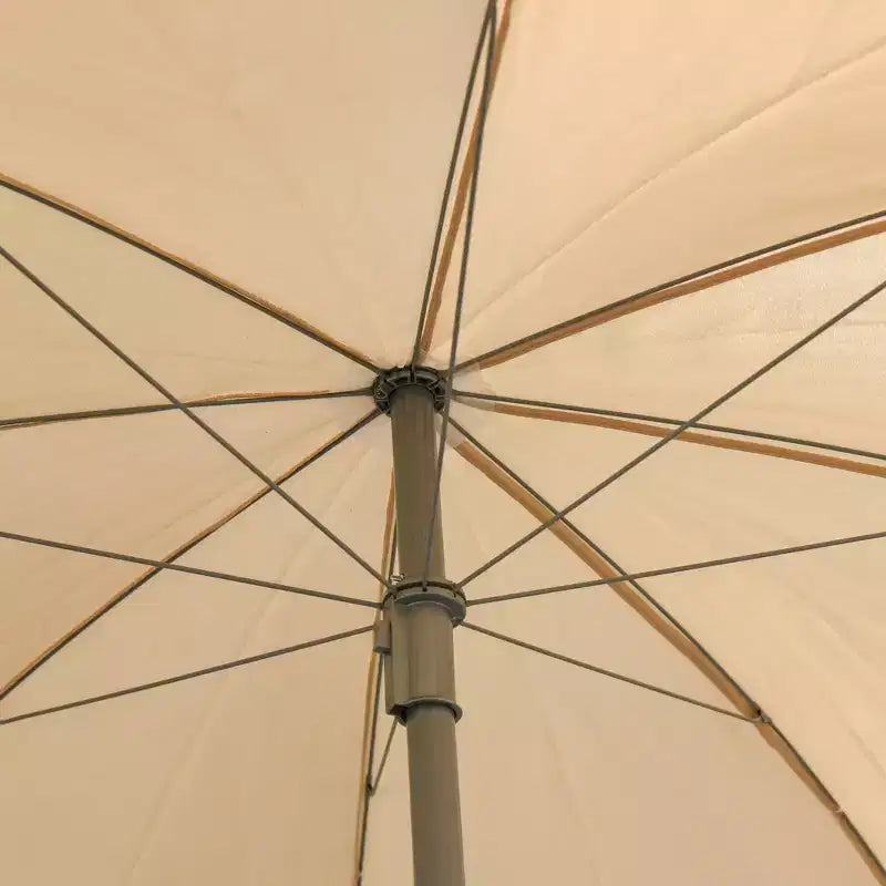 Set da pranzo da giardino Outsunny 6 pezzi per 4 persone con ombrellone, 4 sedie pieghevoli e tavolo rotondo in vetro per giardino, cortile e bordo piscina