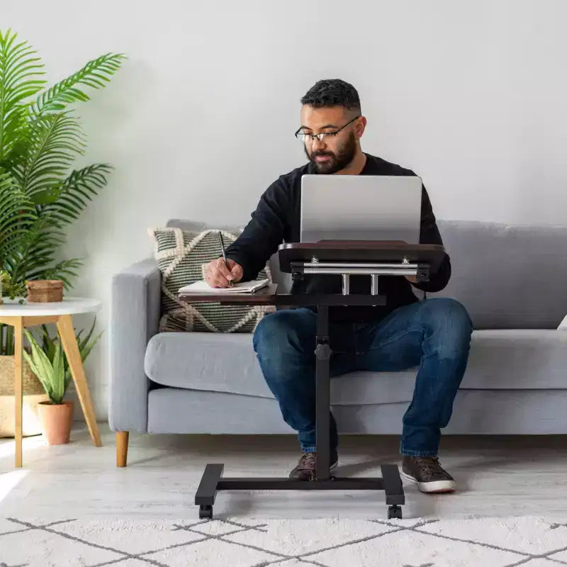 Carrello per laptop regolabile in altezza con tavolino laterale e postazione di lavoro dinamica, supporto per laptop, marrone