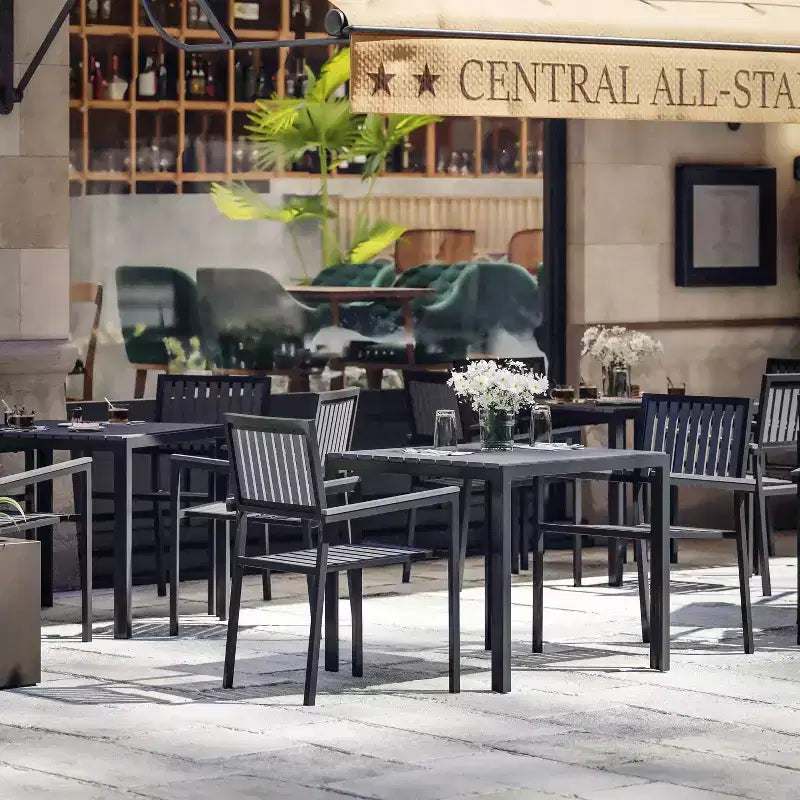 Flash Furniture Harris Set da 5 Pezzi Tavolo e Sedie Commerciali per Interni/Esterni con Schienali e Sedute a Doghe in Resina Nera
