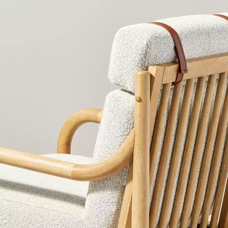 Poltrona con braccioli in legno e rivestimento Bouclé -