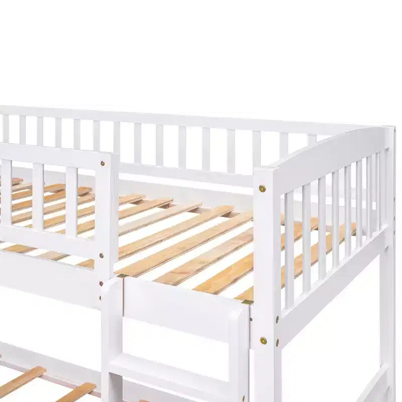 Letto a castello con scaletta e due letti singoli, due cassetti e scivolo