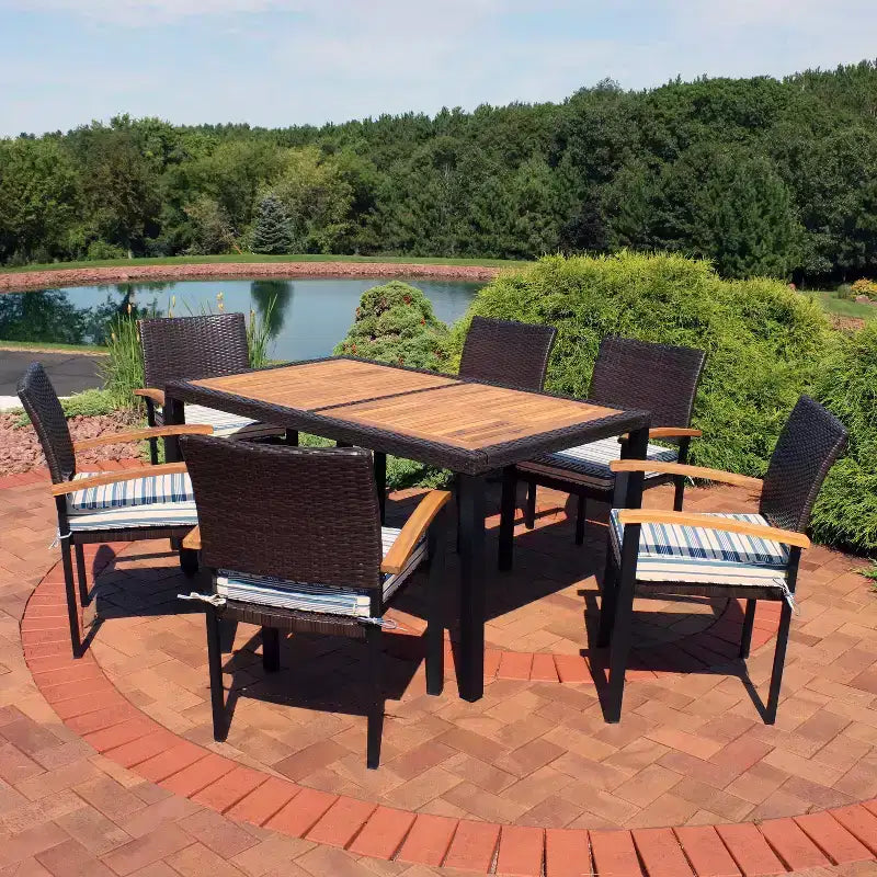 Set da pranzo da esterno Carlow a 7 pezzi Sunnydaze in rattan e legno di acacia con tavolo, sedie e cuscini per le sedie