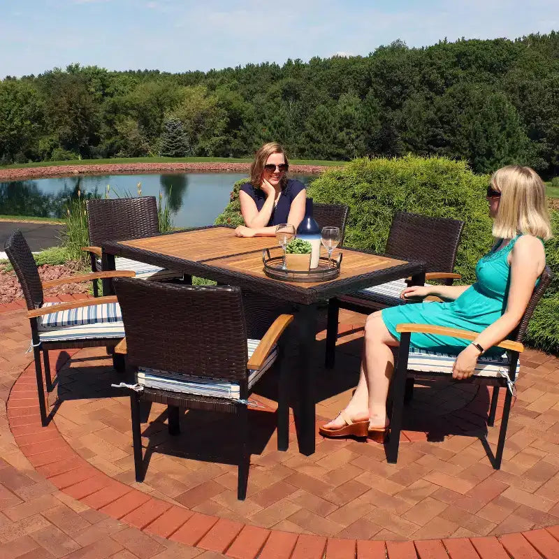 Set da pranzo da esterno Carlow a 7 pezzi Sunnydaze in rattan e legno di acacia con tavolo, sedie e cuscini per le sedie