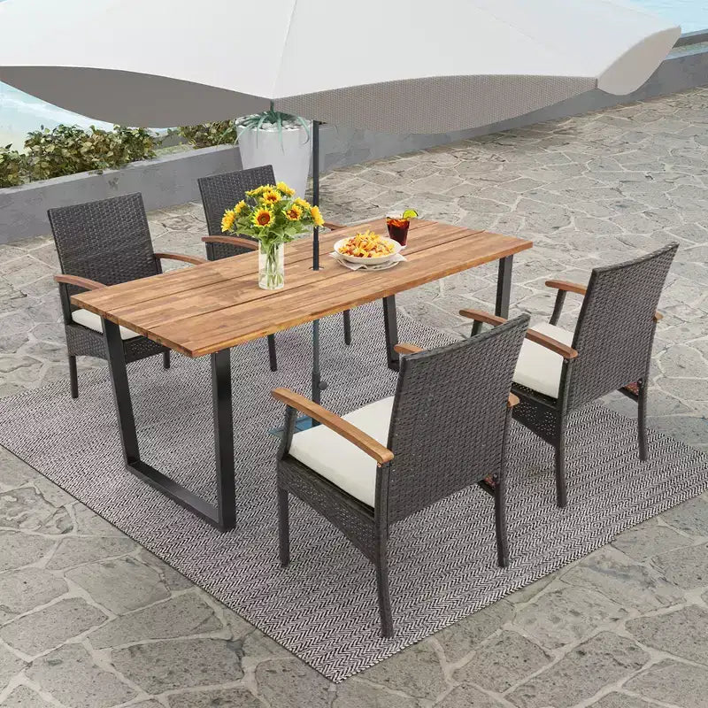Costway Set da Pranzo da Esterno 5 Pezzi in Rattan, Tavolo in Legno di Acacia e 4 Sedie in Vimini con Foro per Ombrellone
