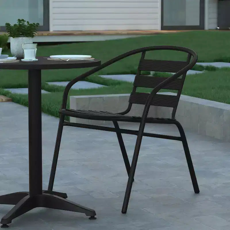 Set tavolo rotondo Emma e Oliver da 23,5" in alluminio per interni ed esterni con 2 sedie a doghe