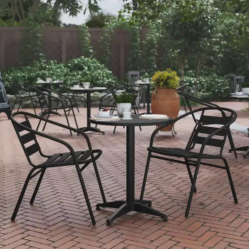 Set da tavola Flash Furniture Lila rotondo da 23,5" in alluminio per interni-esterni con 2 sedie con schienale a doghe