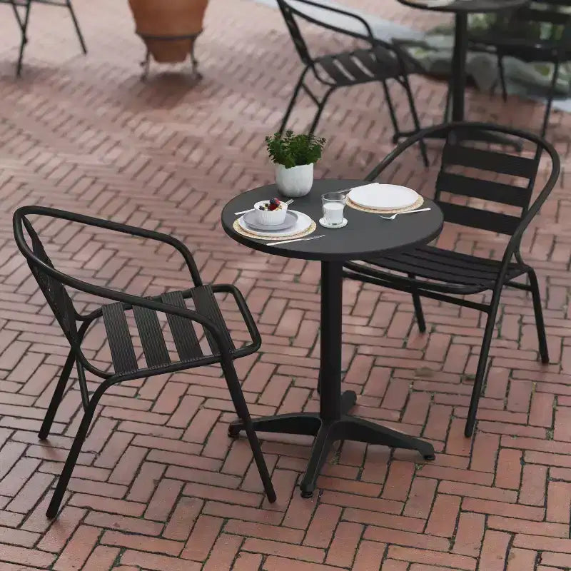 Set da tavola Flash Furniture Lila rotondo da 23,5" in alluminio per interni-esterni con 2 sedie con schienale a doghe