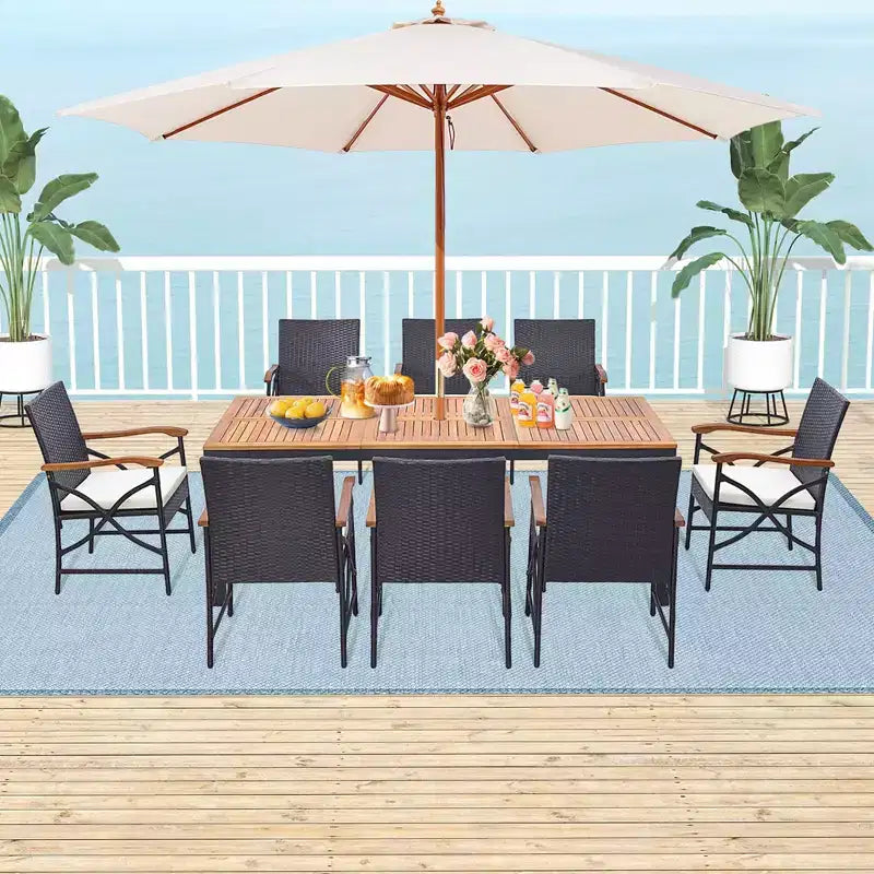 Set da Pranzo Costway 9 Pezzi in Rattan da Esterno con Tavolo in Legno di Acacia, Cuscini, Foro per Ombrellone da 1,9