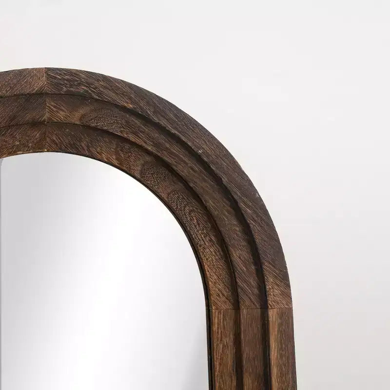 Specchio da parete a figura intera con cornice in legno ad arco, autoportante