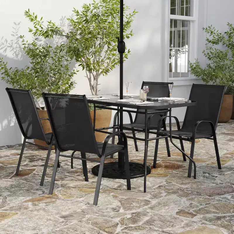 Set da tavolo da pranzo per esterni Merrick Lane da 5 pezzi per 4 persone con tavolo da patio con ripiano in vetro e 4 sedie impilabili con materiale Flex Comfort