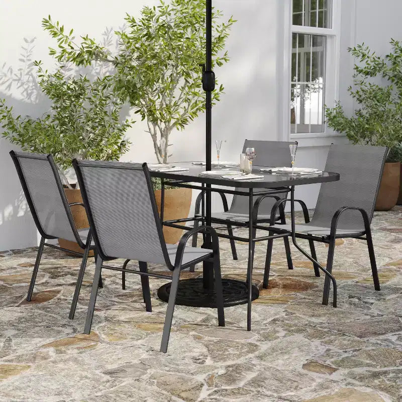 Set da tavolo da pranzo per esterni Merrick Lane da 5 pezzi per 4 persone con tavolo da patio con ripiano in vetro e 4 sedie impilabili con materiale Flex Comfort