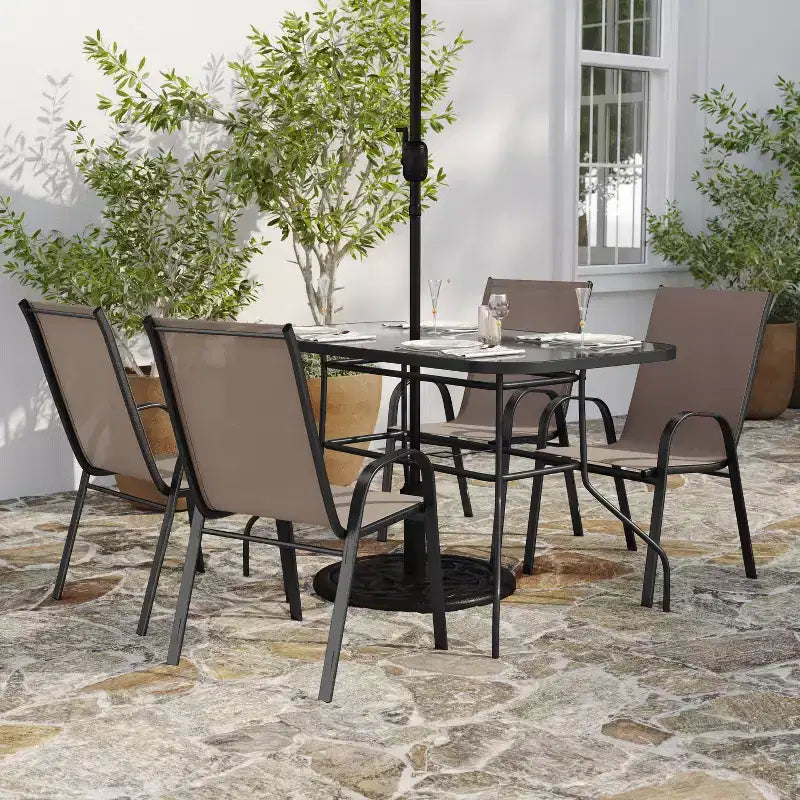 Set da tavolo da pranzo per esterni Merrick Lane da 5 pezzi per 4 persone con tavolo da patio con ripiano in vetro e 4 sedie impilabili con materiale Flex Comfort