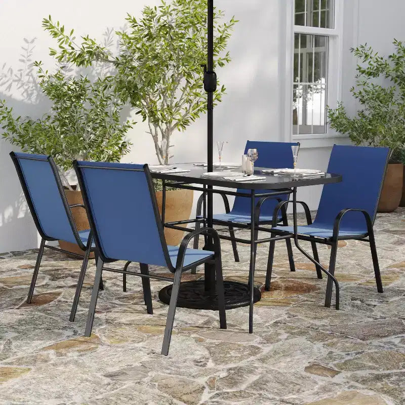 Set da tavolo da pranzo per esterni Merrick Lane da 5 pezzi per 4 persone con tavolo da patio con ripiano in vetro e 4 sedie impilabili con materiale Flex Comfort