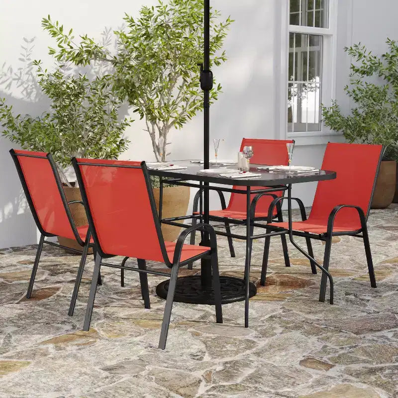Set da tavolo da pranzo per esterni Merrick Lane da 5 pezzi per 4 persone con tavolo da patio con ripiano in vetro e 4 sedie impilabili con materiale Flex Comfort