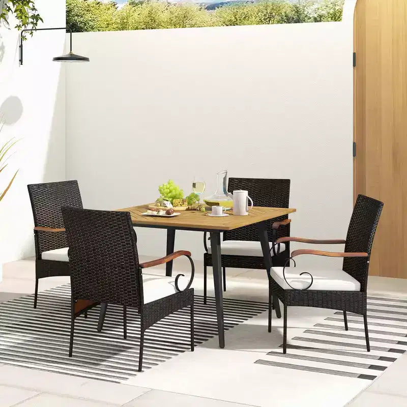 Set da pranzo Costway 5 pezzi in vimini PE per patio, tavolo e sedie con cuscini e foro per ombrellone da 1,9"