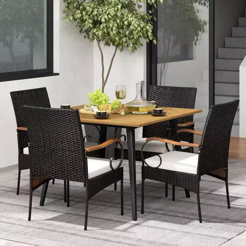 Set da pranzo Costway 5 pezzi in vimini PE per patio, tavolo e sedie con cuscini e foro per ombrellone da 1,9"