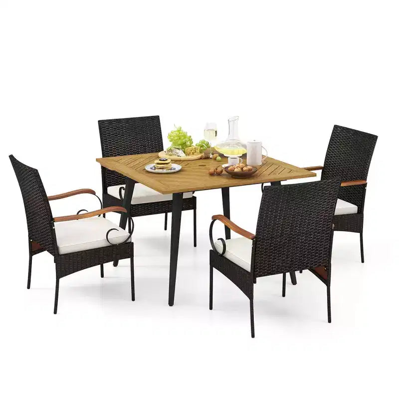 Set da pranzo Costway 5 pezzi in vimini PE per patio, tavolo e sedie con cuscini e foro per ombrellone da 1,9"